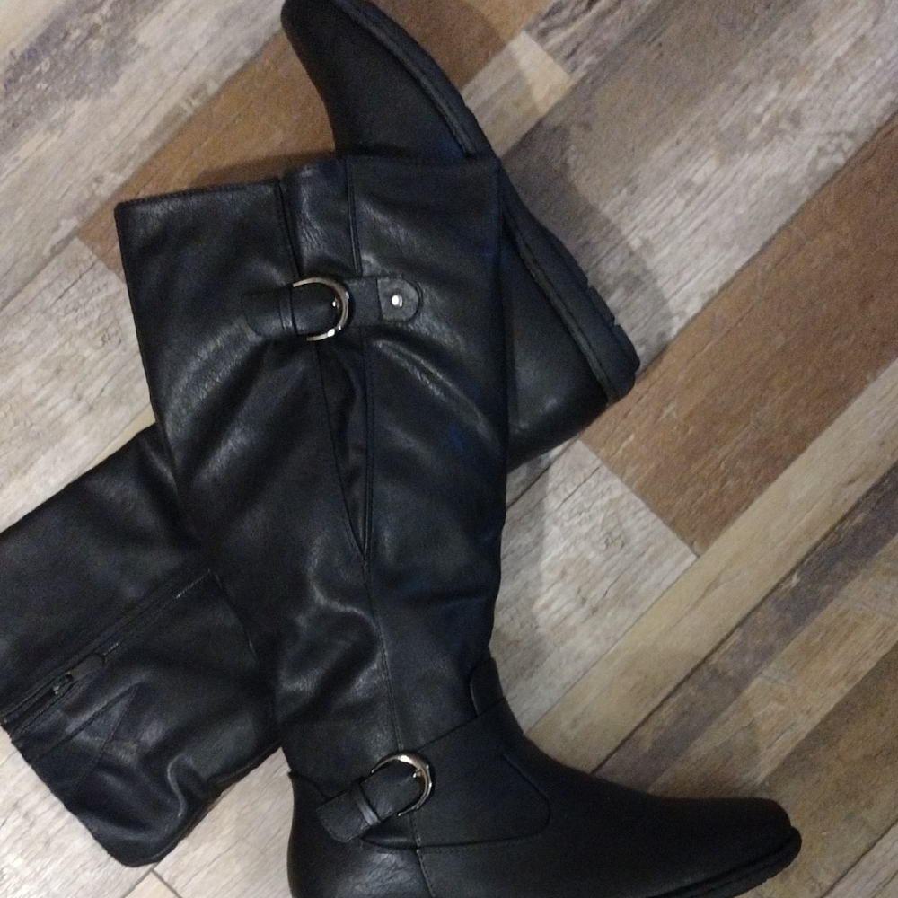 Sleek Black Flat Heeled Boots for Women Sz 11. Brand New